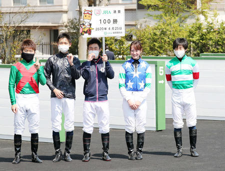 藤田菜七子が女性騎手初のJRA通算100勝を達成! mnewsplus 1587786072 101 - 藤田菜七子が女性騎手初のJRA通算100勝を達成!