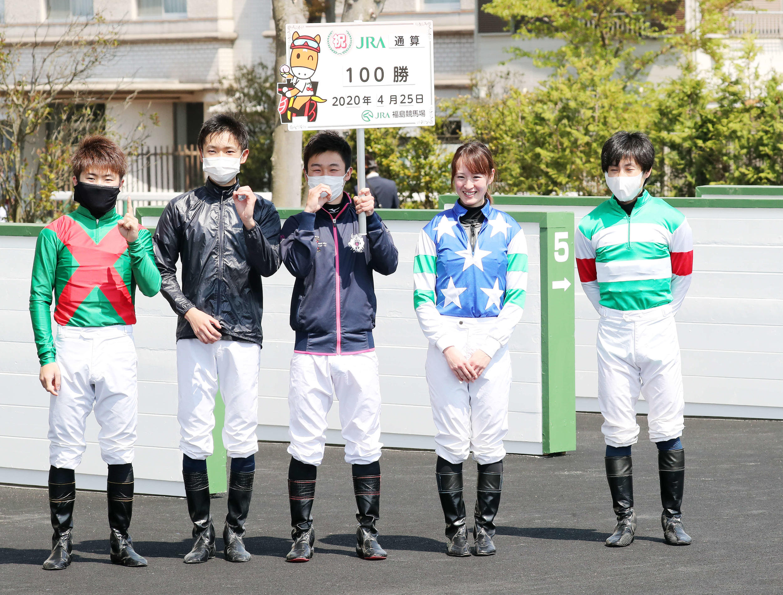 藤田菜七子が女性騎手初のJRA通算100勝を達成! mnewsplus 1587786072 1302 - 藤田菜七子が女性騎手初のJRA通算100勝を達成!