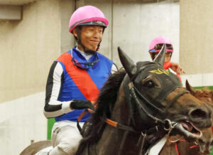 mnewsplus 1659180894 2601 300x218 - 【競馬】香港のチャクイウ・ホー騎手、短期免許初日にJRA初勝利を達成 「日本の競馬のシステムは素晴らしい」「牡馬も牝馬もいるので」